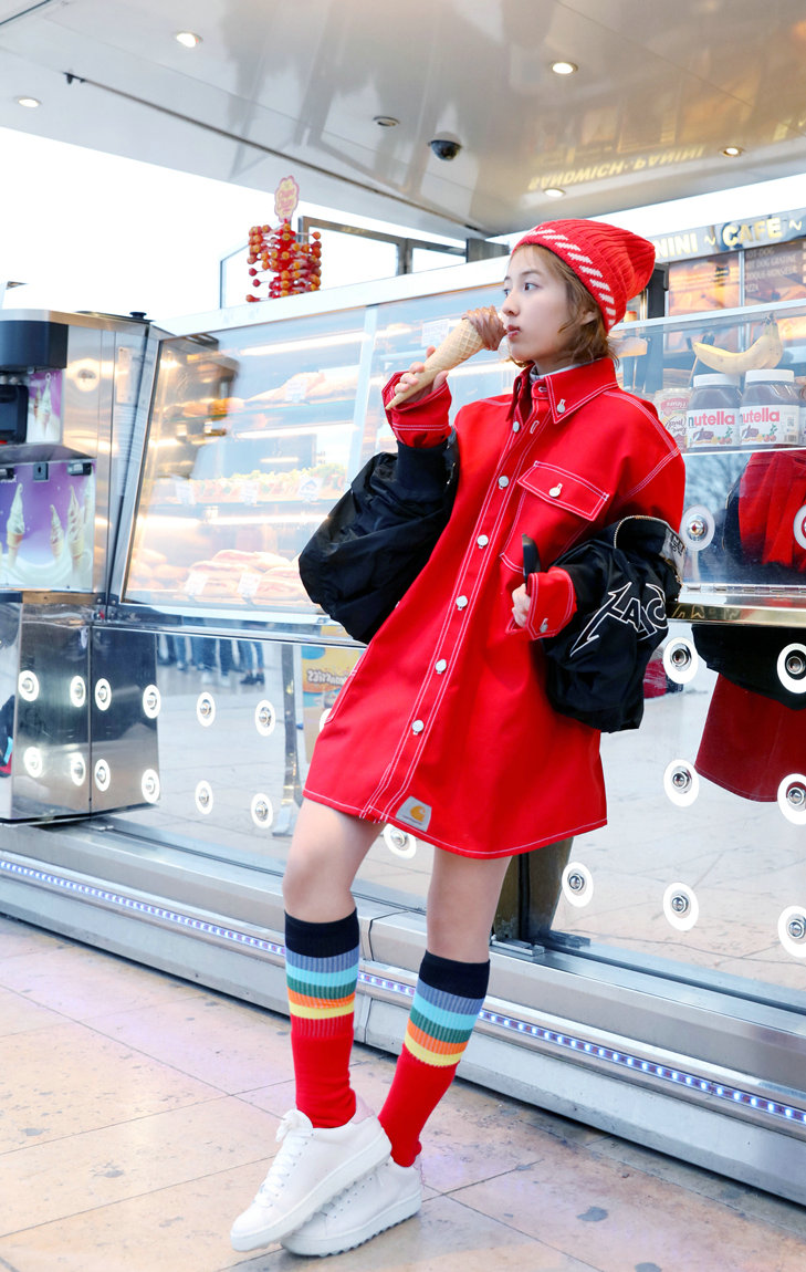 張子楓巴黎街拍上線 鐵塔之下享受陽光與美食