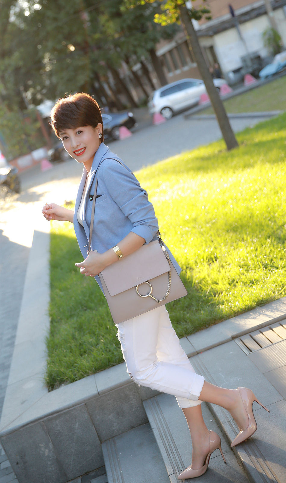 趙倩春日街拍曝光 優雅如蘭氣場十足
