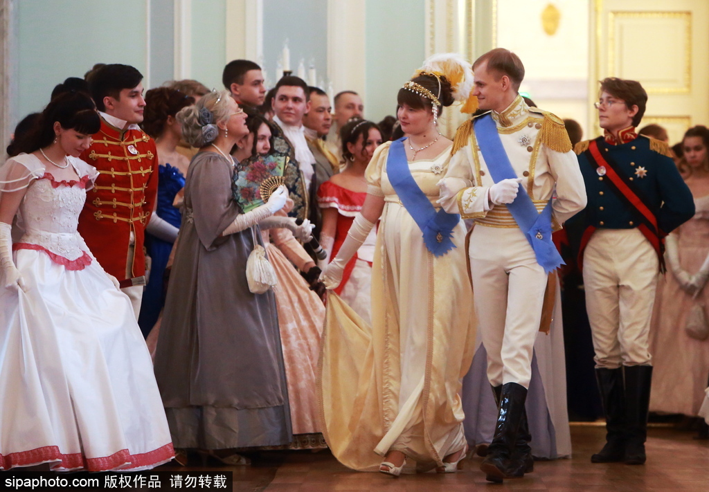 俄羅斯舉辦復古舞會 俊男美女顏值高