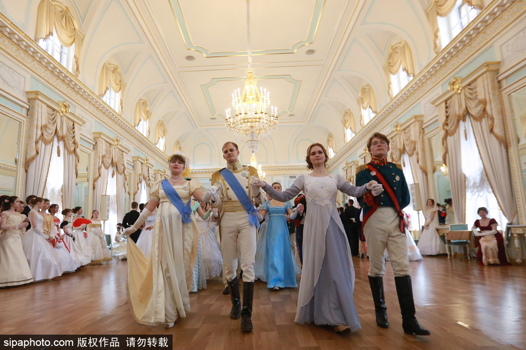 俄羅斯舉辦復古舞會 俊男美女顏值高