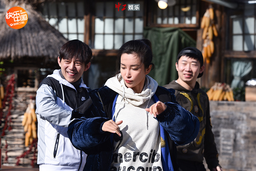 《向往的生活》李冰冰何炅鄉(xiāng)村尬舞活力十足 楊迪上場畫風跑偏