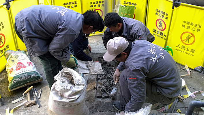 故宮文物修繕工匠開(kāi)工修復(fù)御花園地面