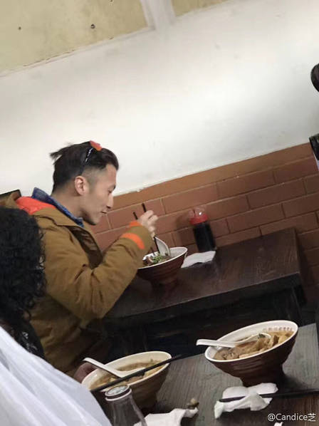 網友曝謝霆鋒北京小店吃鹵煮 和旁桌大媽聊嗨了