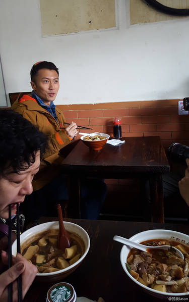網友曝謝霆鋒北京小店吃鹵煮 和旁桌大媽聊嗨了