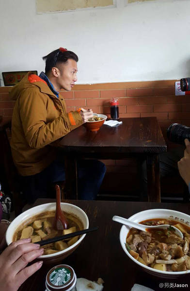 網(wǎng)友曝謝霆鋒北京小店吃鹵煮 和旁桌大媽聊嗨了