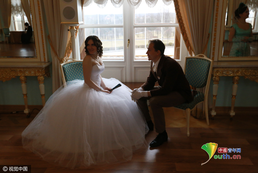 圣彼得堡舉辦復(fù)古舞會(huì) 帥哥美女“穿越”19世紀(jì)