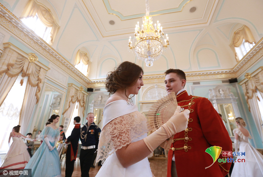 圣彼得堡舉辦復古舞會 帥哥美女“穿越”19世紀