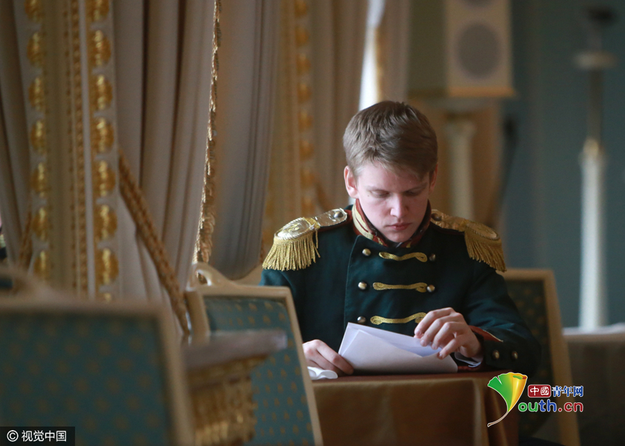 圣彼得堡舉辦復(fù)古舞會(huì) 帥哥美女“穿越”19世紀(jì)