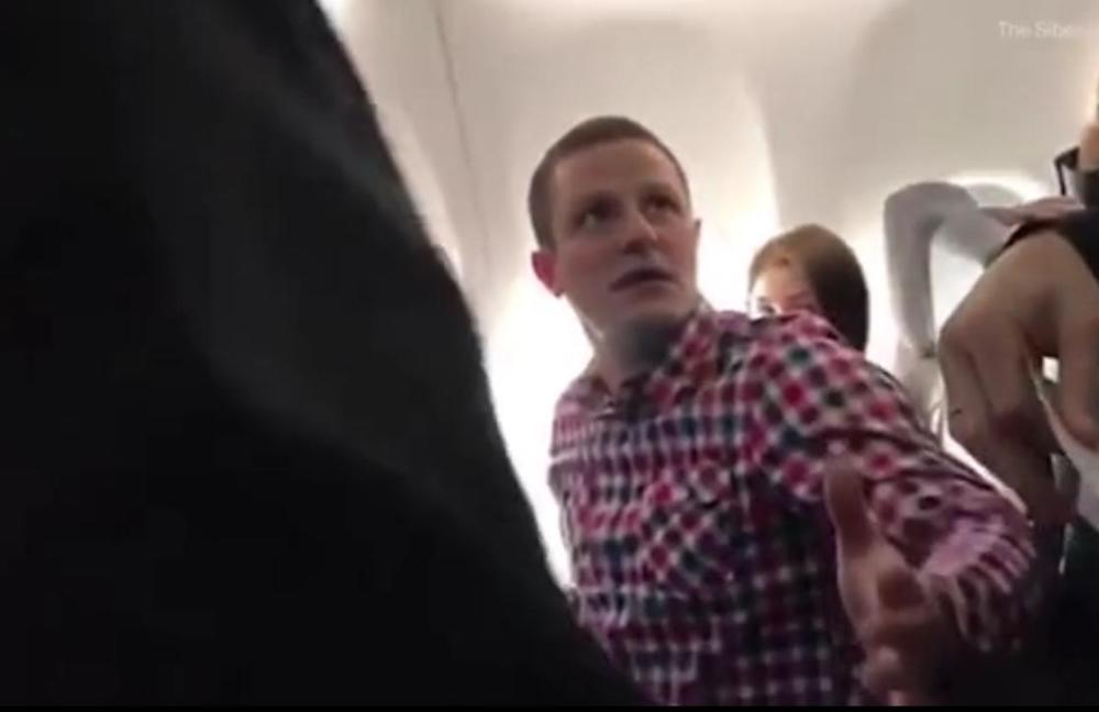 有大長腿是我錯(cuò)咯？俄2.13米男子因長腿被趕下飛機(jī)