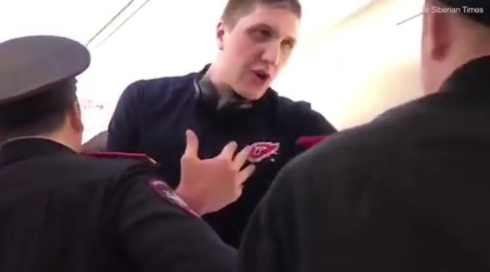 有大長腿是我錯咯？俄2.13米男子因長腿被趕下飛機