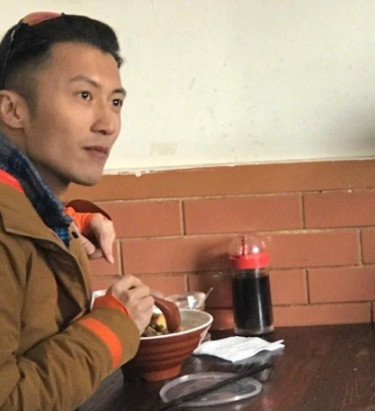 春游的節(jié)奏？謝霆鋒北京吃鹵煮炸醬面逛胡同