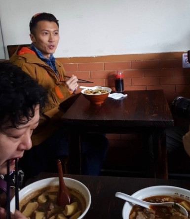 春游的節奏？謝霆鋒北京吃鹵煮炸醬面逛胡同