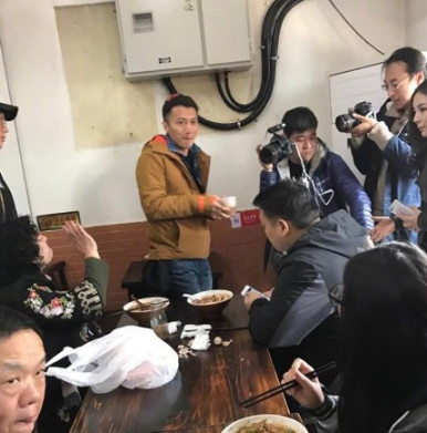 春游的節(jié)奏？謝霆鋒北京吃鹵煮炸醬面逛胡同