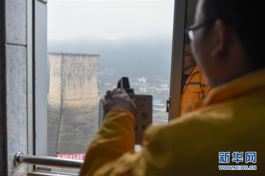 貴陽發電廠1號冷卻塔成功爆破[組圖]