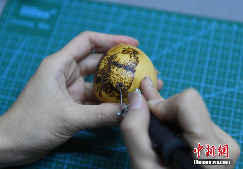 “80后”女孩3年創(chuàng)作5000余葫蘆烙畫(huà)工藝品