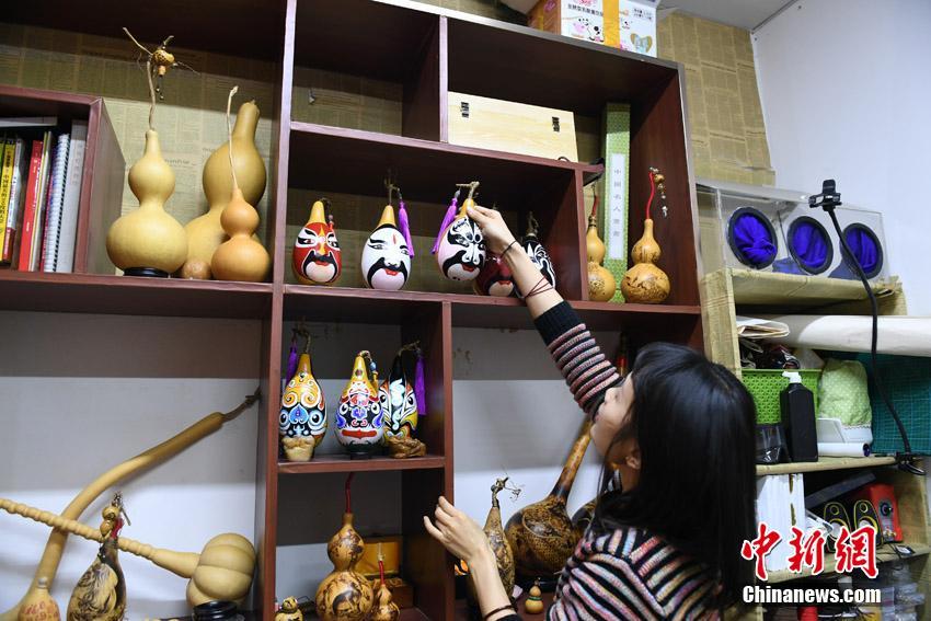 “80后”女孩3年創作5000余葫蘆烙畫工藝品