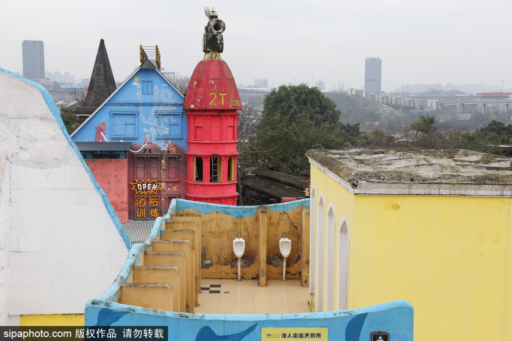 重慶：各式奇葩廁所集中亮相 無(wú)性別、宮殿式、露天廁所吸睛