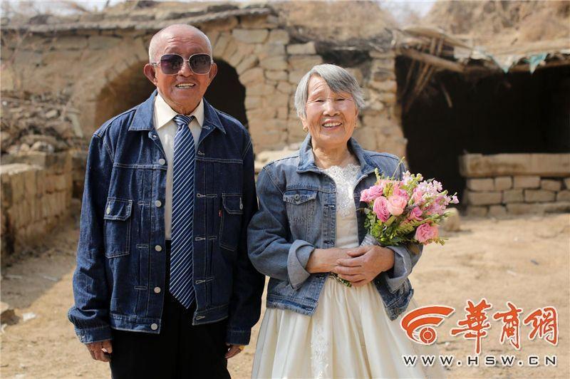 滿滿的都是愛！陜西米脂老夫妻耄耋之年拍婚紗照