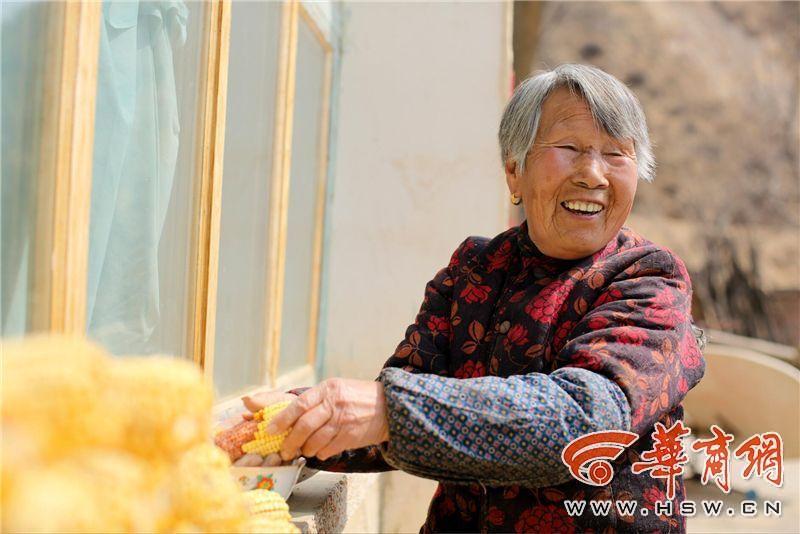 滿滿的都是愛！陜西米脂老夫妻耄耋之年拍婚紗照