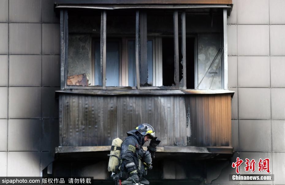 有愛(ài)！公寓樓天然氣爆炸 消防員救出被困小貓