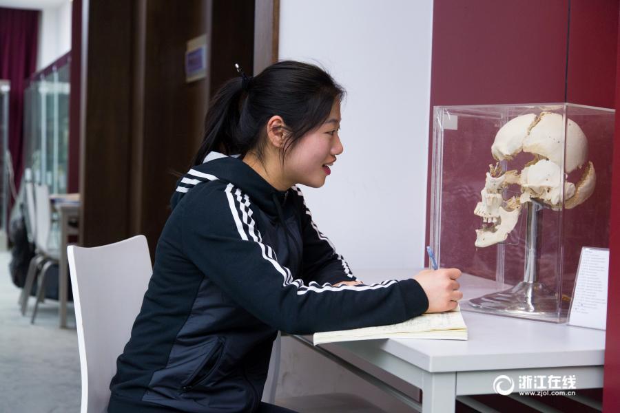 厲害了妹子！杭州大二女生解剖學(xué)筆記驚艷走紅