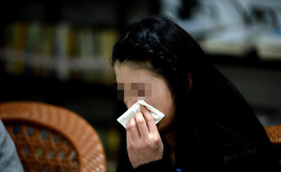 遭丈夫銬被逼網聊半年詐騙數十萬 丈夫：網友自愿的