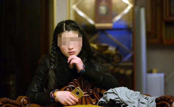 遭丈夫銬被逼網聊半年詐騙數十萬 丈夫：網友自愿的