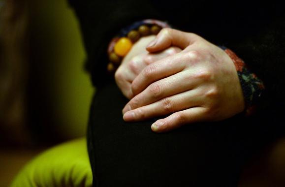 遭丈夫銬被逼網聊半年詐騙數十萬 丈夫：網友自愿的