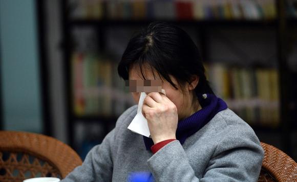 遭丈夫銬被逼網(wǎng)聊半年詐騙數(shù)十萬 丈夫：網(wǎng)友自愿的