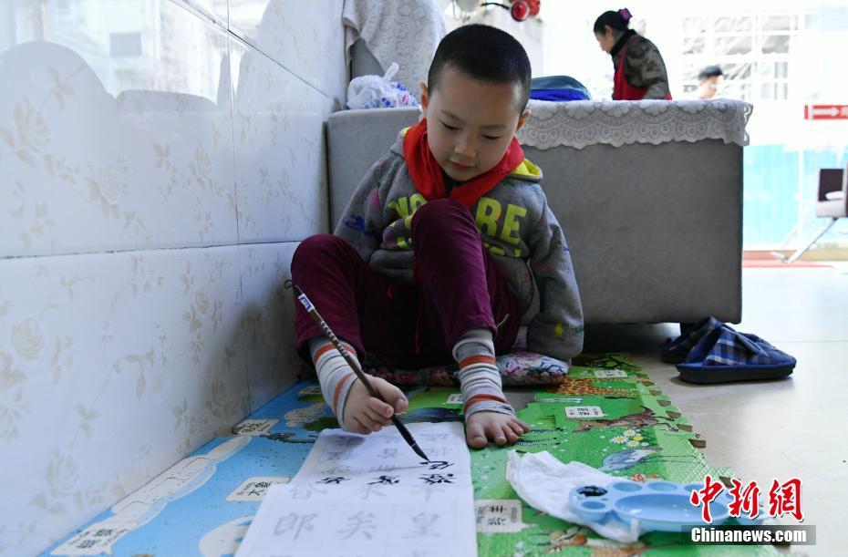 無臂男孩的快樂生活