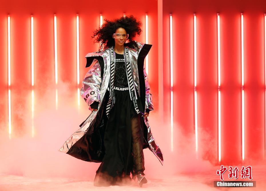 中國國際時裝周 迷幻秀場打造“時尚實驗室”
