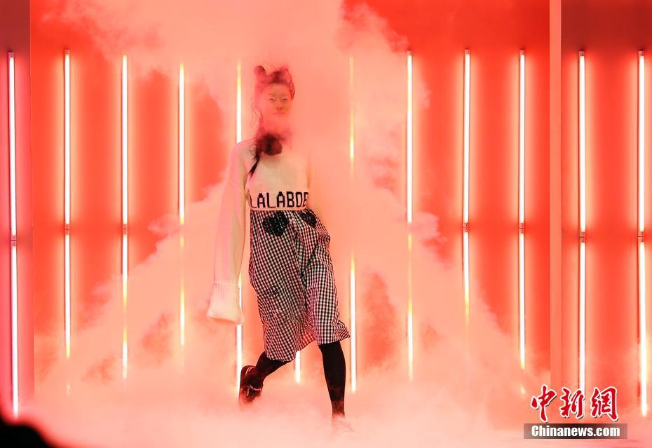 中國國際時裝周 迷幻秀場打造“時尚實驗室”
