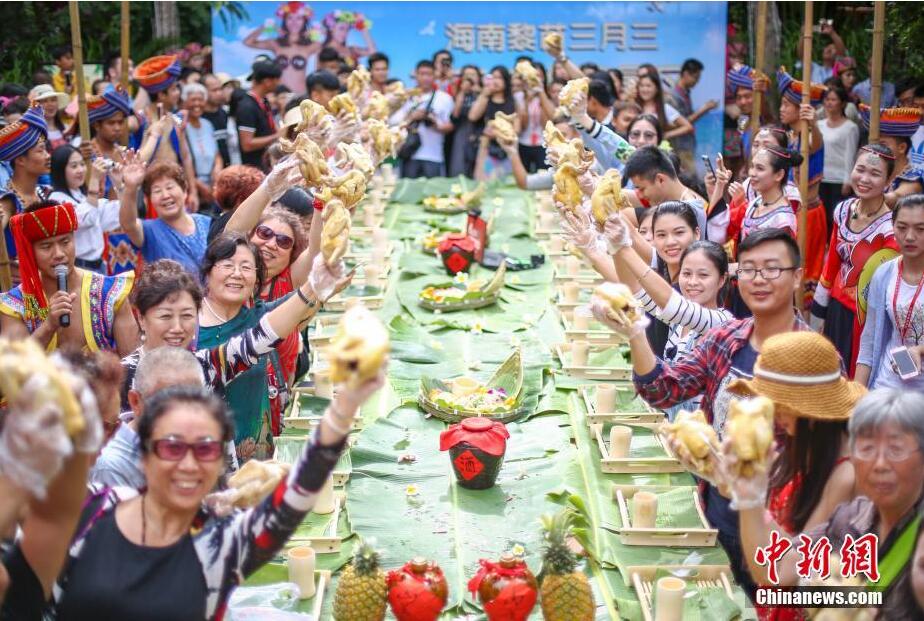 三亞一景區(qū)設(shè)“百雞宴” 游客狼吞虎咽比賽吃雞