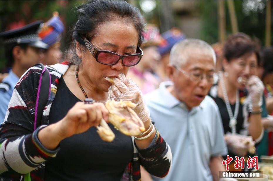 三亞一景區設“百雞宴” 游客狼吞虎咽比賽吃雞