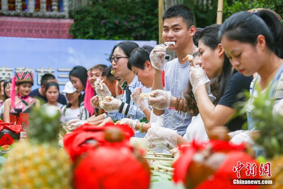 三亞一景區設“百雞宴” 游客狼吞虎咽比賽吃雞