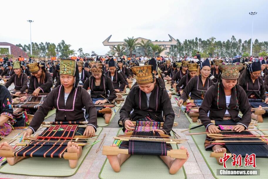 海南322人同時織錦 創“最多人同時織布”世界紀錄