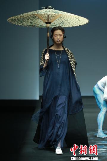 倡導(dǎo)快樂(lè)慢生活的“生活在左”秀首次亮相中國(guó)國(guó)際時(shí)裝周