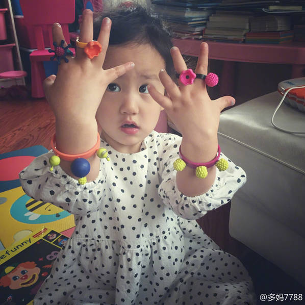 3歲就愛美！黃磊女兒多妹與小閨蜜結(jié)伴涂指甲油