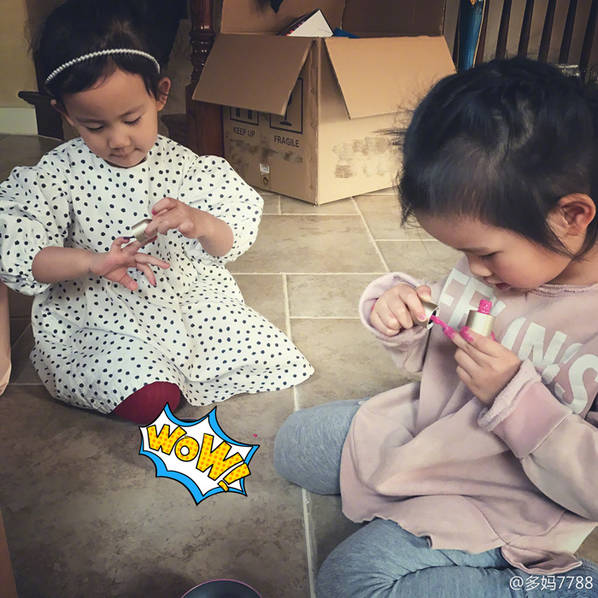 3歲就愛美！黃磊女兒多妹與小閨蜜結伴涂指甲油