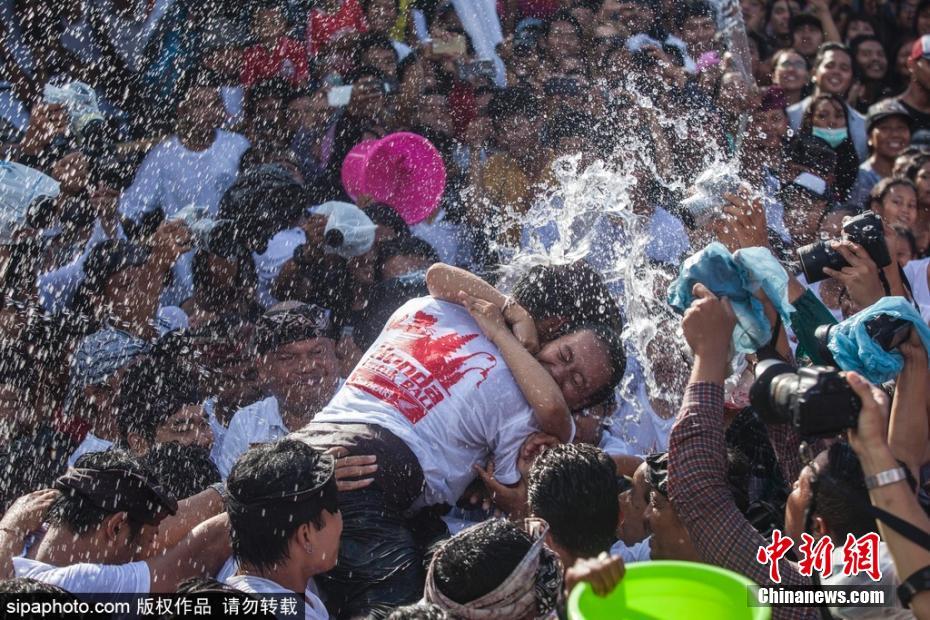 巴厘島慶祝接吻節(jié) 男女“濕吻”辣眼睛