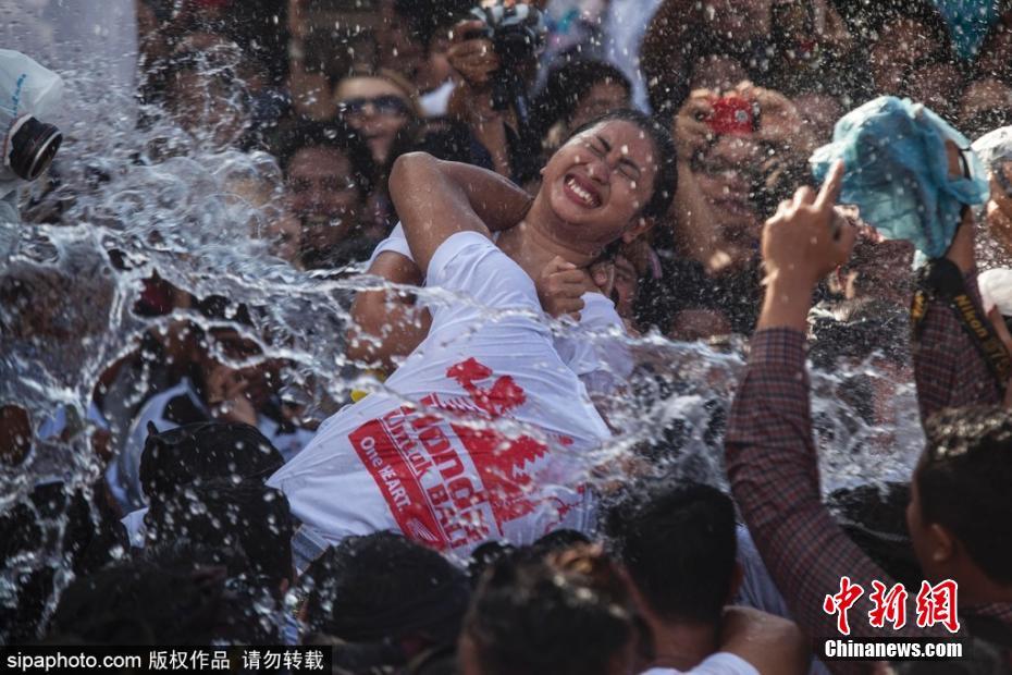 巴厘島慶祝接吻節(jié) 男女“濕吻”辣眼睛