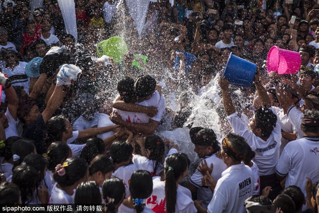 印尼巴厘島迎來傳統接吻節