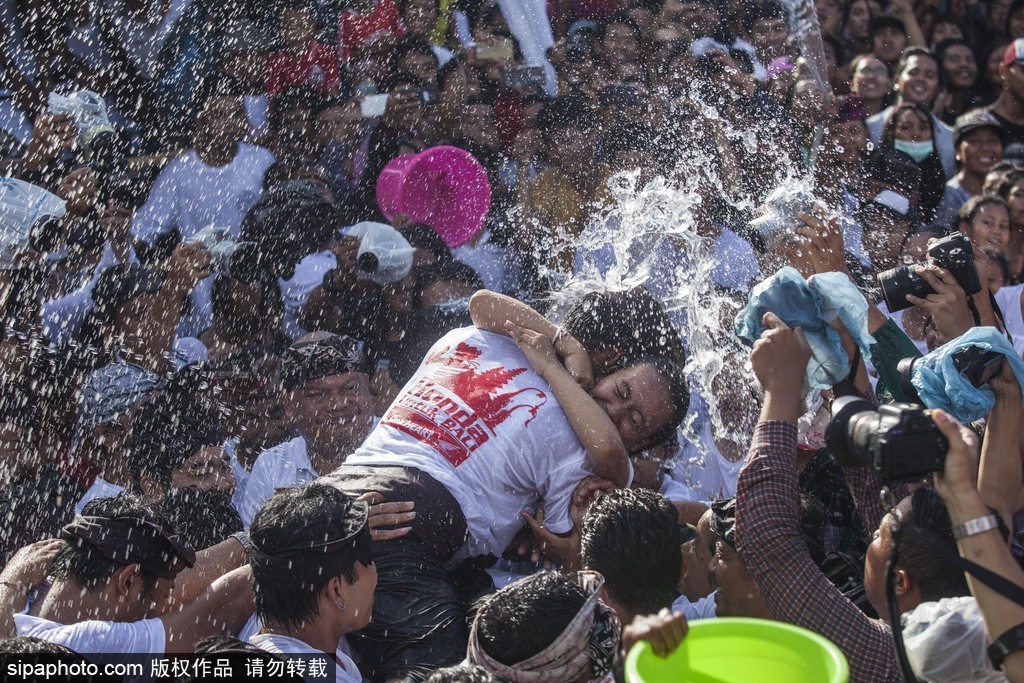 印尼巴厘島迎來傳統接吻節