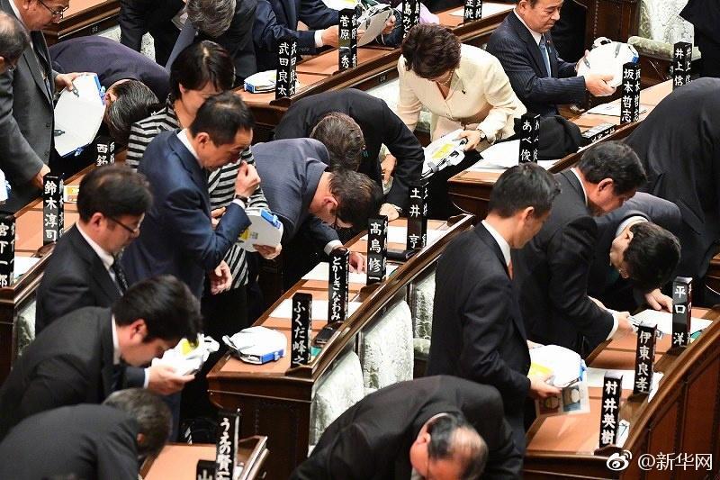 日本高官集體戴頭盔開會 原來是地震演練