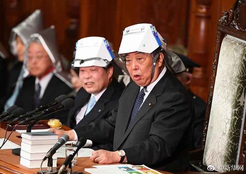 日本高官集體戴頭盔開會 原來是地震演練