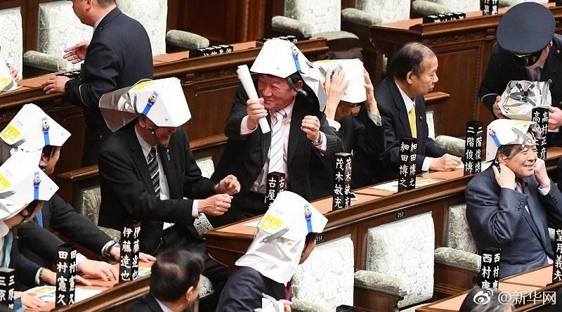 日本高官集體戴頭盔開會 原來是地震演練
