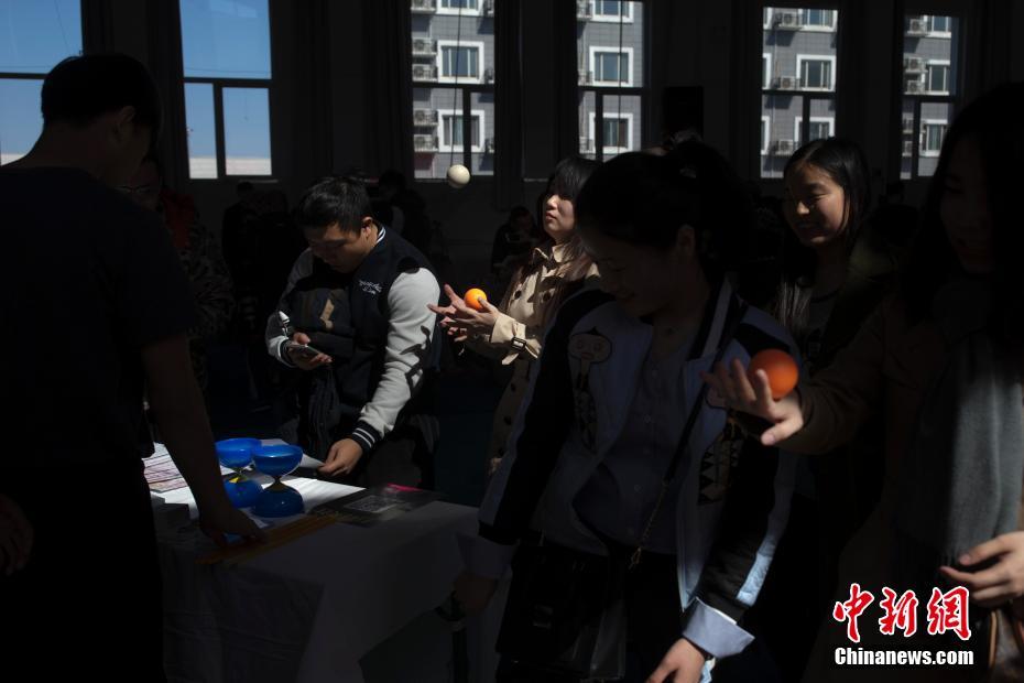 北京民眾探訪中國雜技團 體驗雜技奧秘