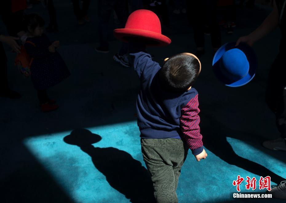 北京民眾探訪中國雜技團 體驗雜技奧秘
