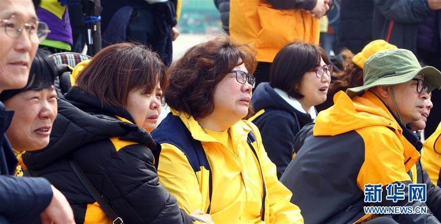 “世越號(hào)”抵岸 遇難者家屬悲痛萬(wàn)分