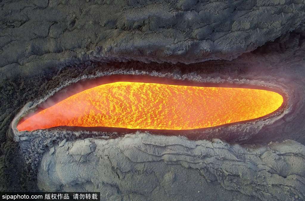 意大利埃特納火山爆發 巖漿流淌似“火河”